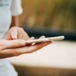controllare il cellulare del partner