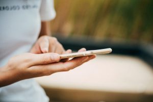 Scopri di più sull'articolo È reato controllare il cellulare del partner?