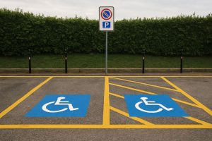 Scopri di più sull'articolo È reato parcheggiare su un posto per disabili?